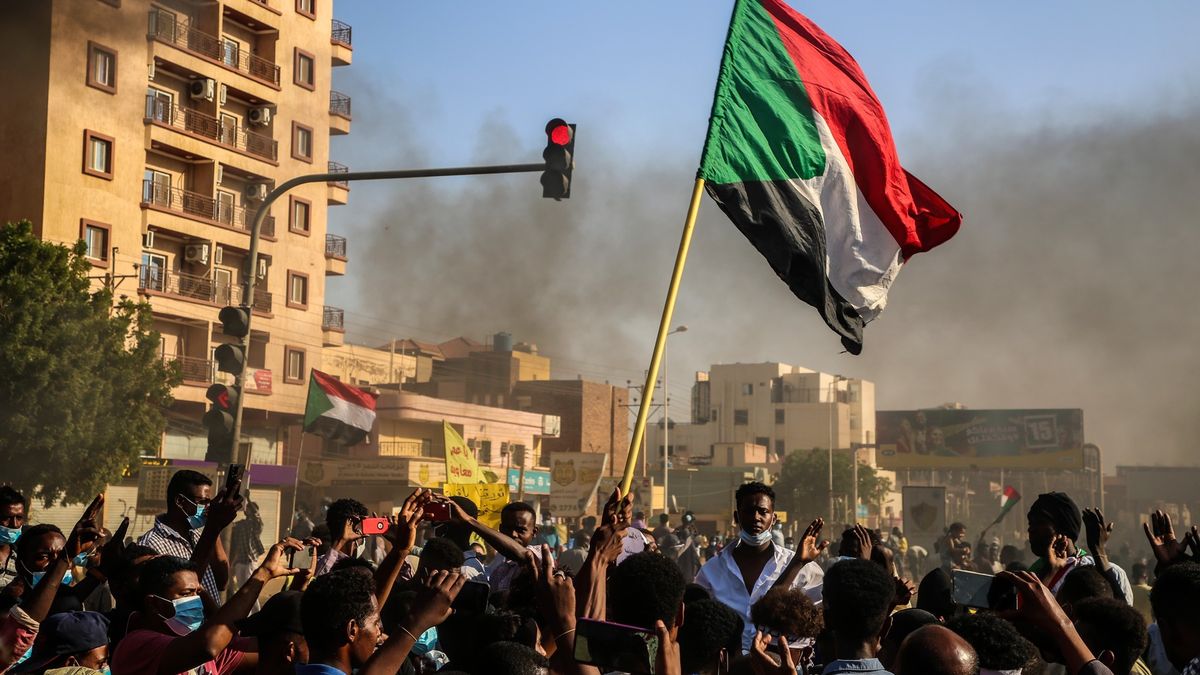 Kam po převratu kráčí Súdán? Hledá někoho, kdo ukončí temno, říká etnolog